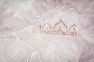 Vintage taç gelin ve glitter kaplaması ile peçe düğün. Düğün kavramı