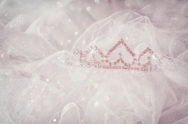 Vintage taç gelin ve glitter kaplaması ile peçe düğün. Düğün kavramı