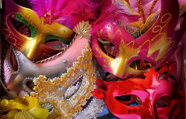 Vista superior de coloridas máscaras de mascarada venecianas. imagen filtrada retro — Foto de Stock