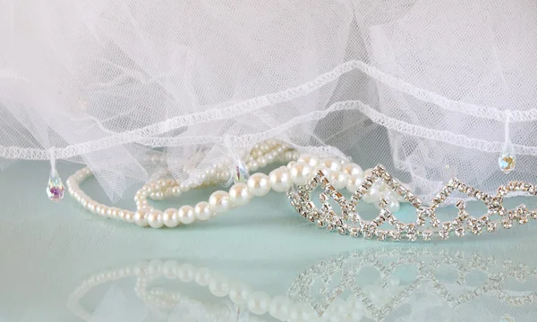 Vintage korona gyöngy, menyasszony, fátyol esküvői. esküvői koncepció — Stock Fotó
