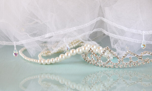 Wedding vintage crown of bride, pearls and veil. wedding concept