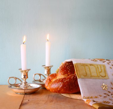 Sabbath görüntü. Challah ekmek ve tabii ahşap tablo