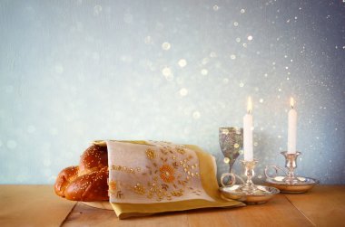 Sabbath görüntü. Challah ekmek ve ahşap masa üzerinde görebiliyorum. Glitter yerleşimi