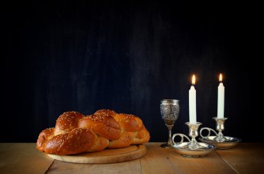 Sabbath görüntü. Challah ekmek ve tabii ahşap tablo