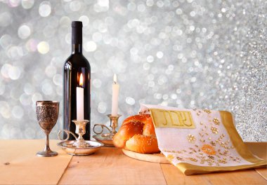 Sabbath görüntü. Challah ekmek ve ahşap masa üzerinde görebiliyorum. Glitter yerleşimi