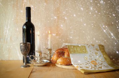 Sabbath görüntü. Challah ekmek ve ahşap masa üzerinde görebiliyorum. Glitter yerleşimi