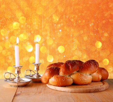 Sabbath görüntü. Challah ekmek ve ahşap masa üzerinde görebiliyorum. Glitter yerleşimi