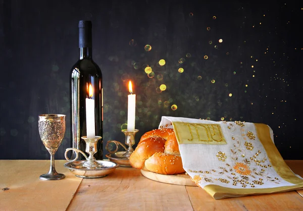 Sabbath görüntü. Challah ekmek ve ahşap masa üzerinde görebiliyorum. Glitter yerleşimi