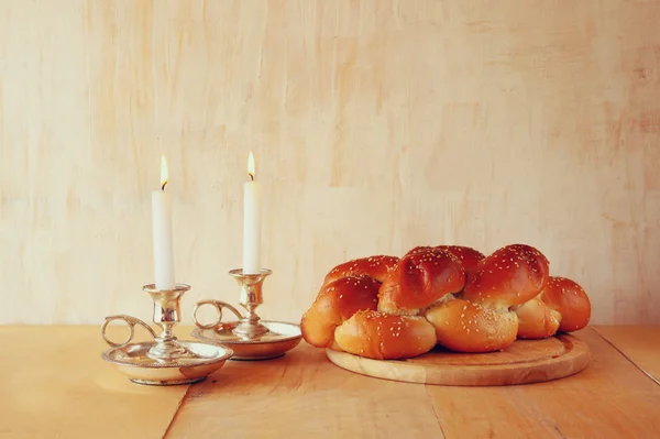 Image du sabbat. Pain et candélabres sur table en bois — Photo