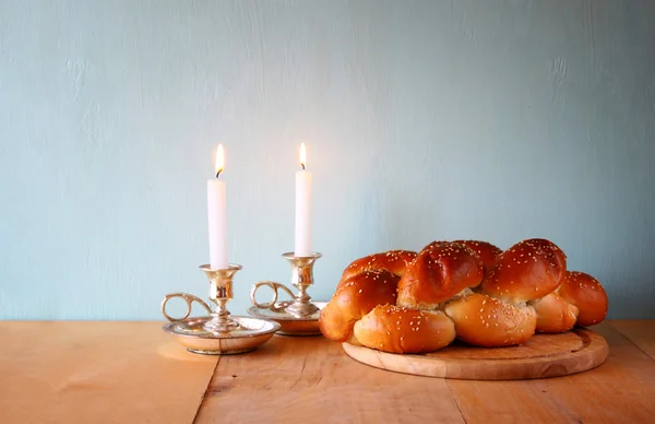 Image du sabbat. Pain et candélabres sur table en bois — Photo