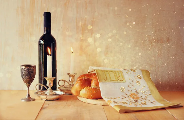 Imagen del sábado. jalá pan y candelas en la mesa de madera. recubrimiento de purpurina —  Fotos de Stock