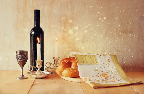 Afbeelding van de Sabbat. Galle brood en candela op houten tafel. glitter-overlay — Stockfoto