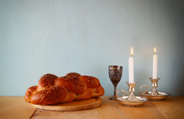 Sabbatbild. Challahbrot und Kerzenlichter auf Holztisch — Stockfoto