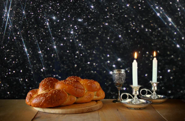 Imagen del sábado. jalá pan y candelas en la mesa de madera. recubrimiento de purpurina —  Fotos de Stock