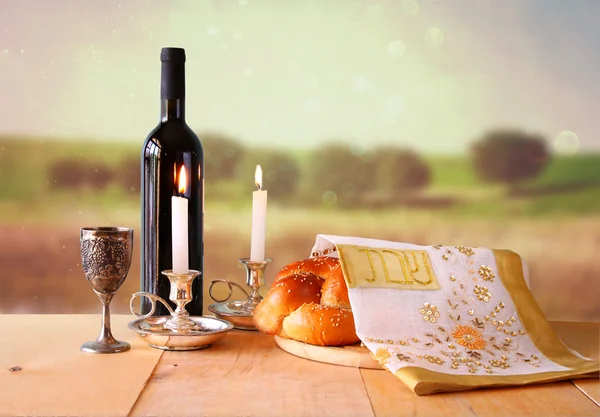Imagem de sábado. Pão de chalá e candelas na mesa de madeira — Fotografia de Stock