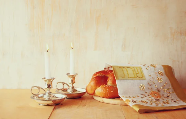 Sabbatbild. Challahbrot und Kerzenlichter auf Holztisch — Stockfoto