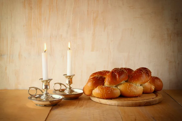 안식일 이미지입니다. challah 빵과 나무 테이블에 칸델라 — 스톡 사진