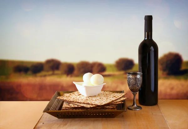 Πάσχα φόντο. κρασί και matzoh (ψωμί εβραϊκό Πάσχα) στο ξύλινο τραπέζι — Φωτογραφία Αρχείου