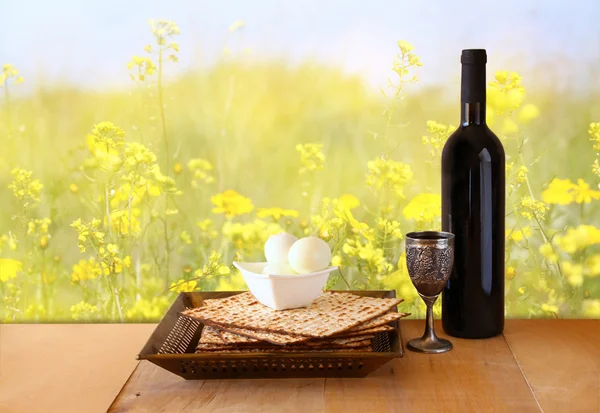 Sfondo pasquale. vino e matzoh (pane pasquale ebraico) sulla tavola di legno — Foto Stock