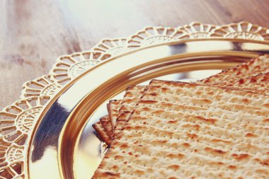 Üstten Görünüm Fısıh arka plan. matzoh (Yahudi Fısıh ekmek) ahşap arka plan üzerinde.