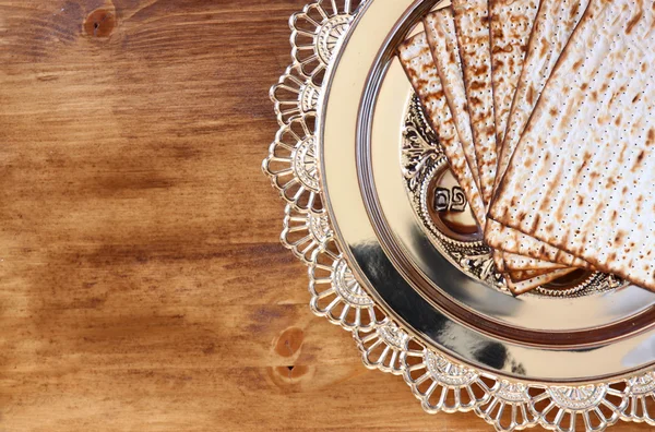 Bovenaanzicht van Pascha achtergrond. matzoh (joodse Pesach brood) over houten achtergrond. — Stockfoto