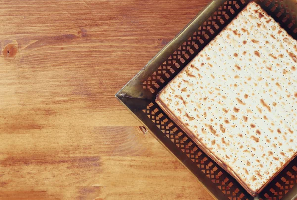 Вид зверху на тло пасхи. matzoh (єврейський хліб для пасхи) на дерев'яному фоні . — стокове фото