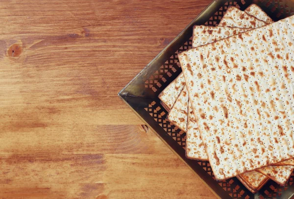 Vista dall'alto dello sfondo della Pasqua. matzoh (pane pasquale ebraico) su sfondo di legno . — Foto Stock