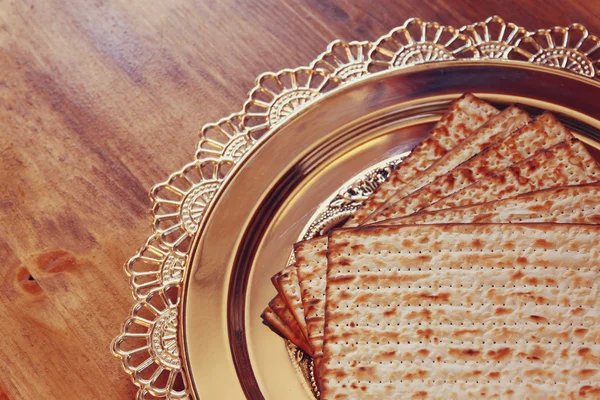 Pohled shora Pesach zázemí. matzoh (židovský Pesach chléb) a tradiční sedder deska dřevěná pozadí — Stock fotografie