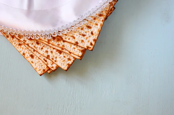 Vista superior de fundo passover. matzoh (pão passover judaico) e prato sedder tradicional sobre fundo de madeira — Fotografia de Stock
