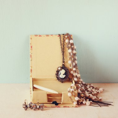 Romantik vintage takı koleksiyonu. Retro filtre uygulanmış görüntü
