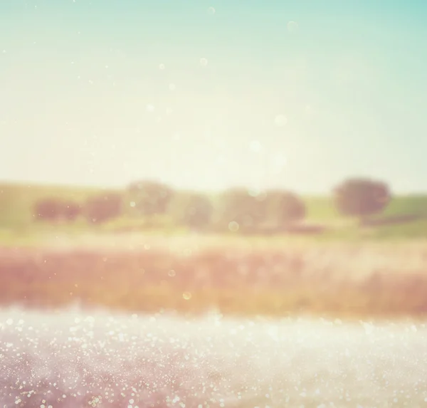 Abstraktes Lichtbild zwischen Bäumen und glitzernden Bokeh-Lichtern. Image ist verschwommen — Stockfoto