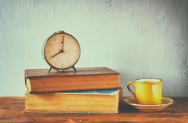 Foto de viejo despertador sobre mesa de madera, con efecto retro desvanecido —  Fotos de Stock