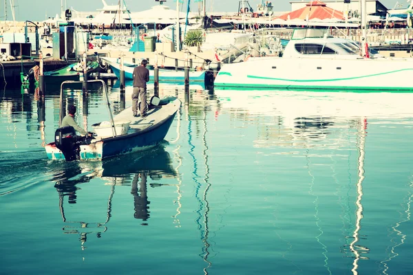 Романтическая пристань с яхтами. ретро фильтрованное изображение — стоковое фото