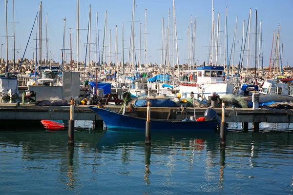 Romantic marina with yachts. retro filtered image — Stock Photo, Image