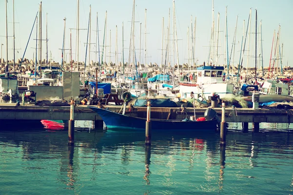 Романтическая пристань с яхтами. ретро фильтрованное изображение — стоковое фото