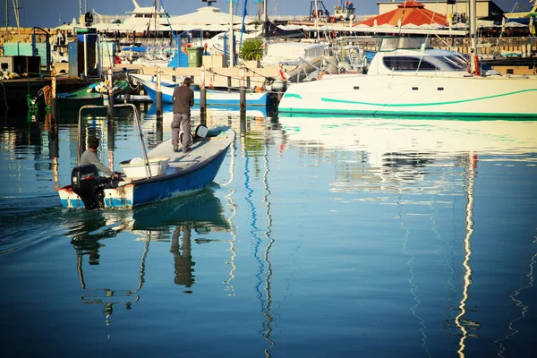 Romantik marina yat ile. Retro filtre uygulanmış görüntü — Stok fotoğraf