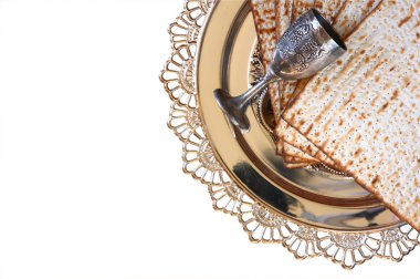 Üstten Görünüm Fısıh arka plan. matzoh (Yahudi Fısıh ekmek) ve geleneksel sedder plaka. beyaz izole