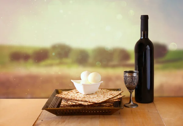 Passahhintergrund. Wein und Matzoh (jüdisches Passahbrot) auf Holztisch — Stockfoto