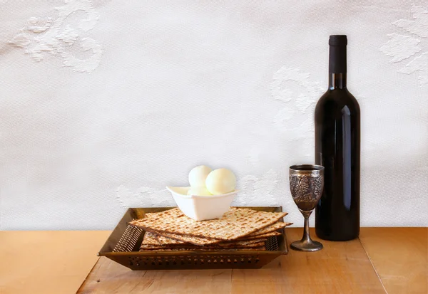 Vista superior del fondo de la Pascua. matzoh (pan de pascua judío) y plato sedante tradicional sobre fondo de madera —  Fotos de Stock