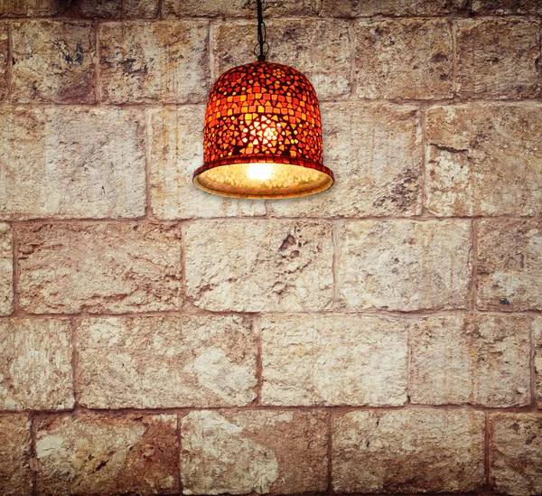 Mur z cegły i lampy sufitowe — Zdjęcie stockowe