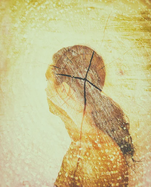 Двойная экспозиция фото молодой женщины и текстуры бревен дерева, изображение в стиле ретро — стоковое фото