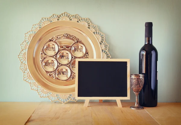 Passover background. wine and matzoh (jewish passover bread) over wooden background. — Stock Photo, Image