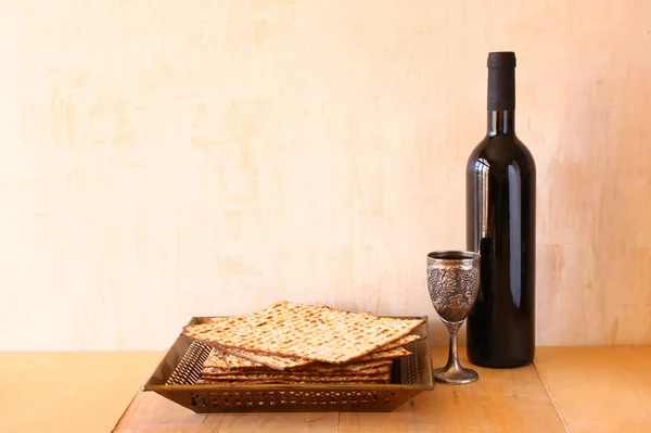 過越の祭りの背景。ワインと木製の背景上マッツォ (ユダヤ人の過越祭パン）. — ストック写真