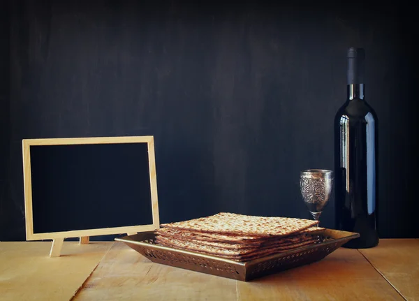 Fond de la Pâque. vin et matzoh (pain pascal juif) sur fond de bois . — Photo