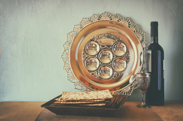 Pascha achtergrond. wijn en matzoh (joodse Pesach brood) over houten achtergrond. — Stockfoto