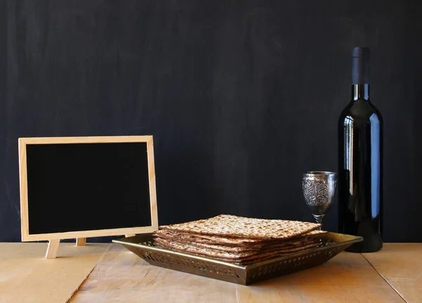 Pascha achtergrond. wijn en matzoh (joodse Pesach brood) over houten achtergrond. — Stockfoto