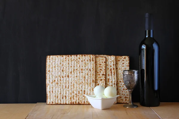 Pascha achtergrond. wijn en matzoh (joodse Pesach brood) over houten achtergrond. — Stockfoto