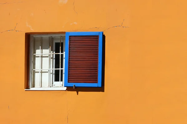 La vieja pared colorida con grietas y ventana — Foto de Stock