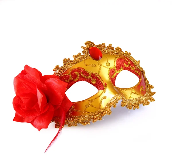 Goldene Karnevalsmaske mit roter Blume auf weißem Hintergrund — Stockfoto