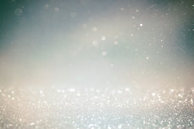 Işık patlaması ile arka planda parlayan klasik ışıklar. Gümüş, mavi ve beyaz. Odaklanmamış.